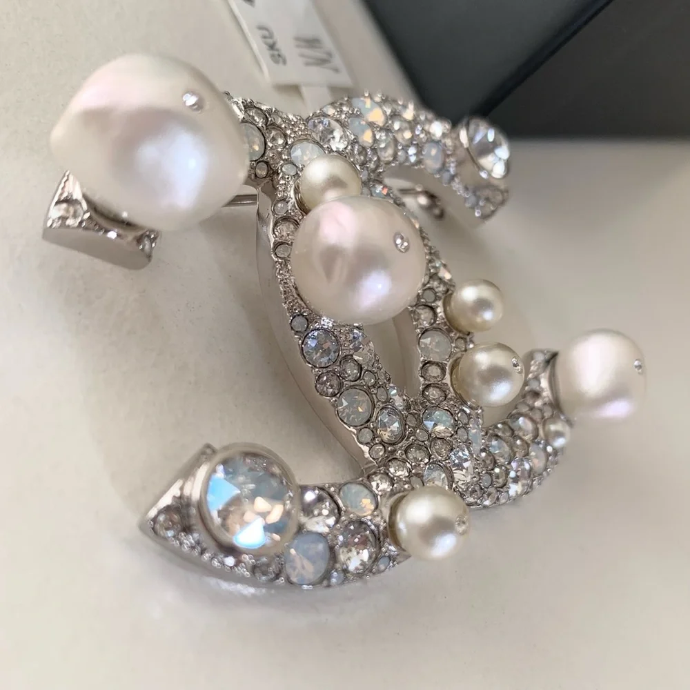 XL Pearl Chanel broach pin
